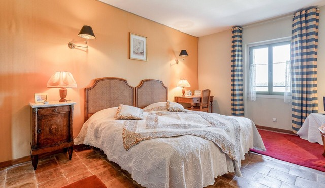 Mas de Bouvau: Room 4 Vinea with Shared Pool, Wi-Fi and Air Conditioning