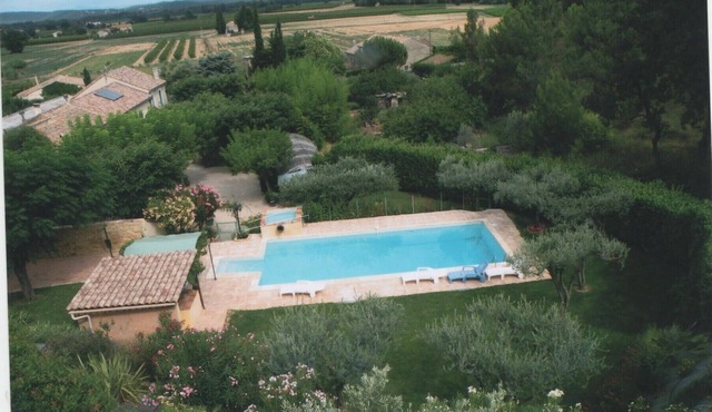 Mas provençal in wine-growing estate with swimming pool (11mx5m)