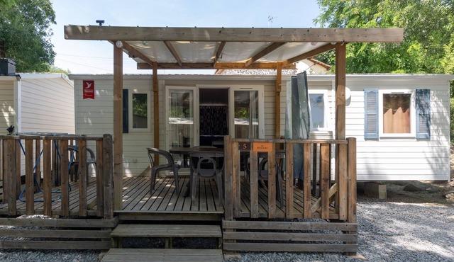 Mobile Home 'Mobil-home Confort B - 1-8 Pers' with Shared Pool and Shared Garden