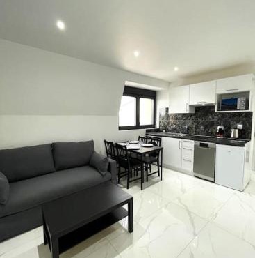 Moderne F2 proche ORLY, Paris
