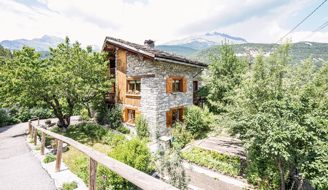 Montagnard Savoyard Apartment with Mountain View, Private Terrace & Wi-Fi