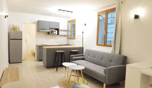 New deco Apt with private yard 150m to RER bagneux