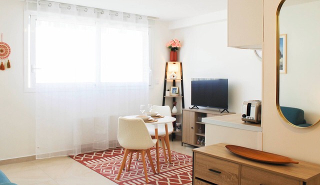 New studio with balcony near Gallieni metro.