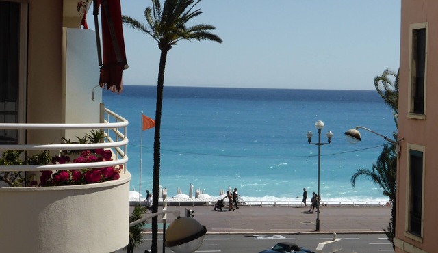 Nice Centre- Apartment with balcony and stunning sea view in the golden square.