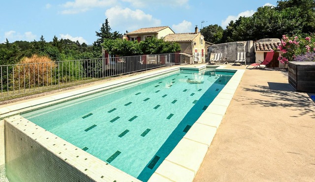 Nice home in Taulignan