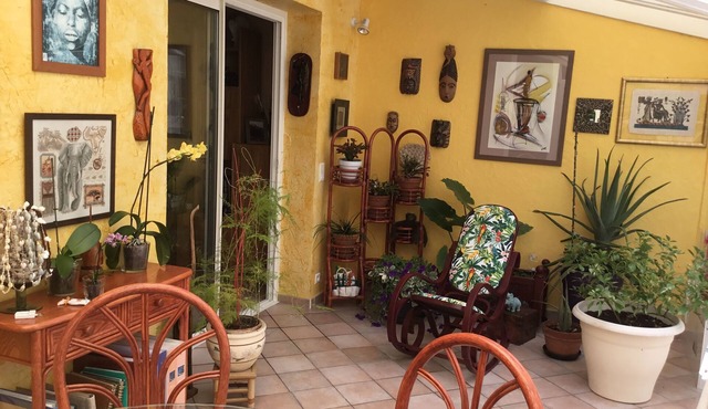 Nice house in quiet area with bus stops at the door and close shops