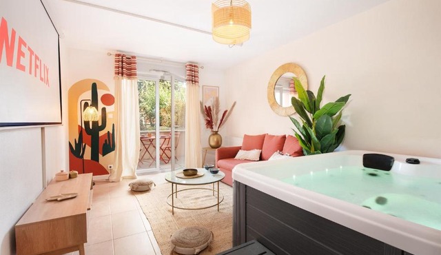 Oasis Cachée - Jacuzzi et cinéma