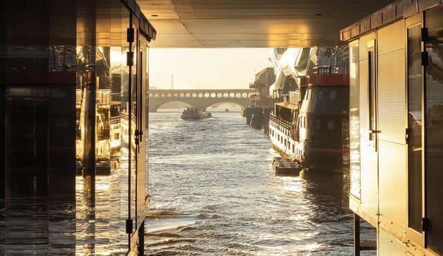 Off Paris Seine