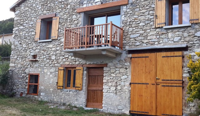 Old barn converted into apartment of 110 m2 entirely new. 4 stars in Allons