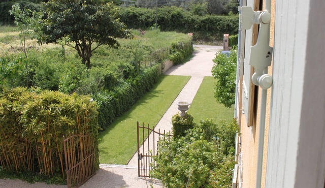 Old Provencal farmhouse, warm and comfortable, with private swimming pool