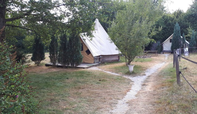 On an estate with an indoor swimming pool: a private area for unusual overnight stays