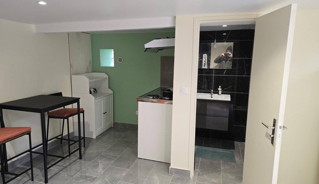 Paisible Studio. Proche de Tout Commerces, Services et Transports