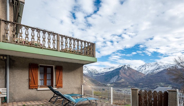 Panoramic South-Facing Apartment with Mountain Views