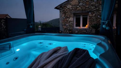 Parenthèse à 2, jacuzzi privé illimité extérieur in Bouyon