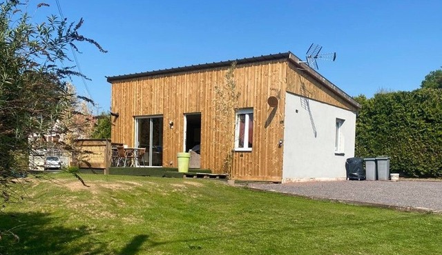 Peaceful cottage with parking, mountain views