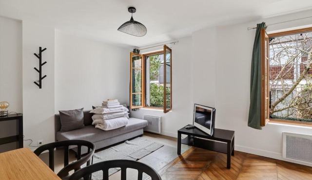 Premium 1BR flat with direct access to the RER B