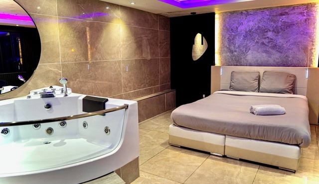 Private Spa Suite with Jacuzzi, massage & sauna