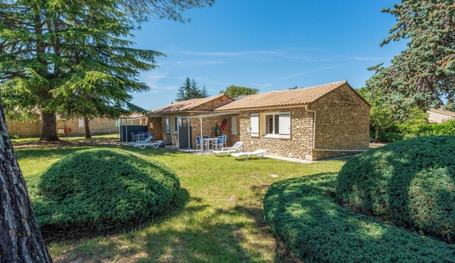 Provençal cottage in a tourist residence