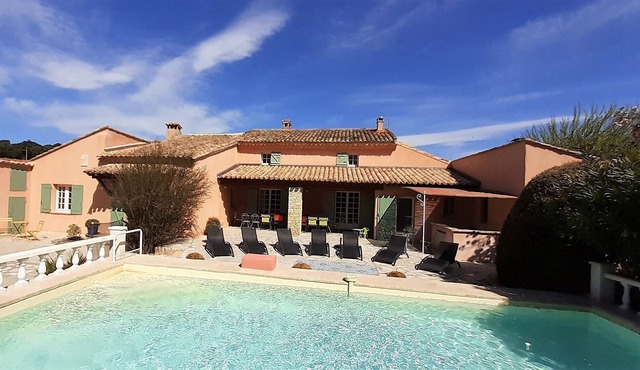 Provencal farmhouse ideal for groups of up to 17 people