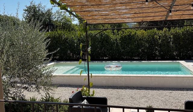 Provencal house with heated pool and garden - sleeps 6