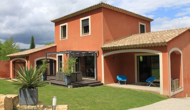 Provencal villa, 4 bedrooms, air conditioning & heated pool between Vaison and Ventoux.