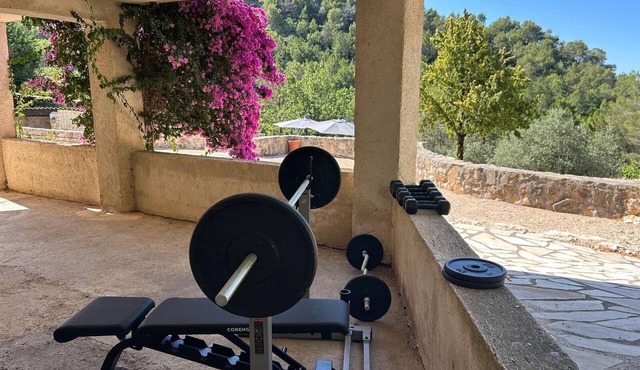 Provence idyll with silence, space and pool, within walking distance to Seillan's restaurants.