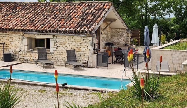 Quercy stone barn with quiet terraces and unobstructed views.