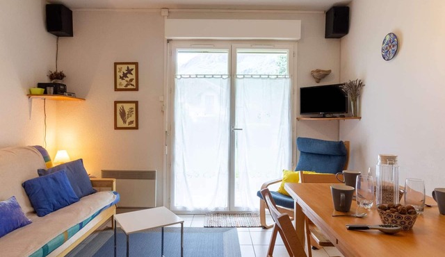 Quiet 2-BR Apartment, Sleeps 6, Garden, Parking