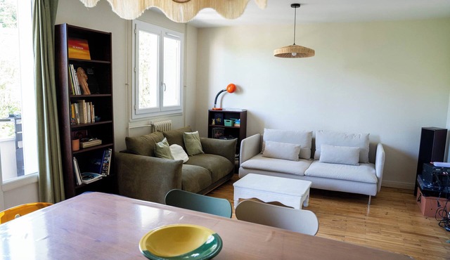 Quiet apartment with parking - 5 minutes by metro from Vieux Lyon