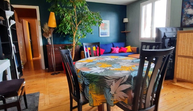 Quiet, bright apartment with private parking near central Paris