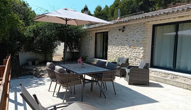 Quiet cottage in the countryside facing Mont Ventoux
