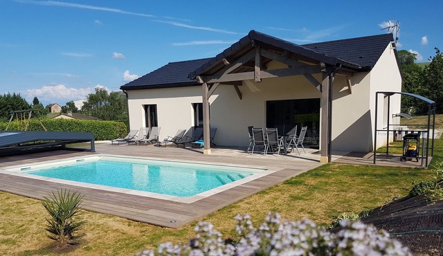 Quiet new house with indoor pool 2 km from Sarlat