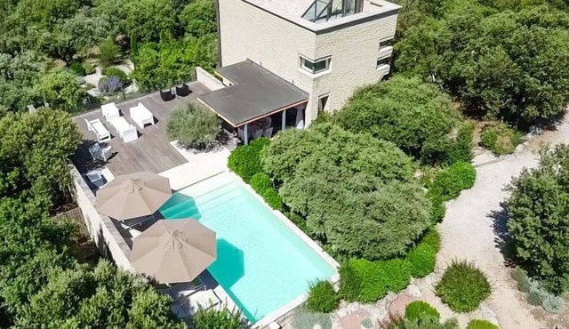 R 5041 Villa Arabella with Table Tennis, Dining Facilities & Microwave.