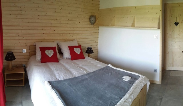 Rare detached apartment in wooden chalet with breathtaking views not overlooked