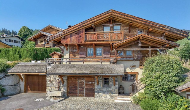 Refined, cozy chalet, terrace with exceptional views of Mont Blanc.