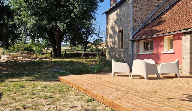 Renovated 2-bedroom house in calm and green Burgundy with enclosed 600 m2 garden