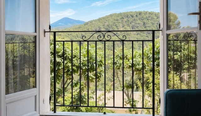 Renovated barn with views of Mont Ventoux