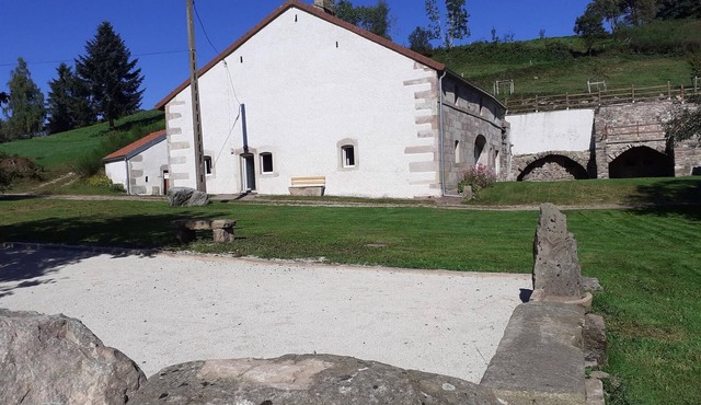 Renovated farmhouse in the Vosges with covered terrace
