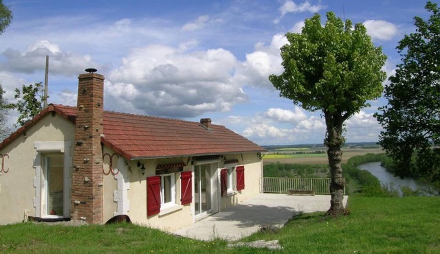 Renovated house near the Allier with large garden