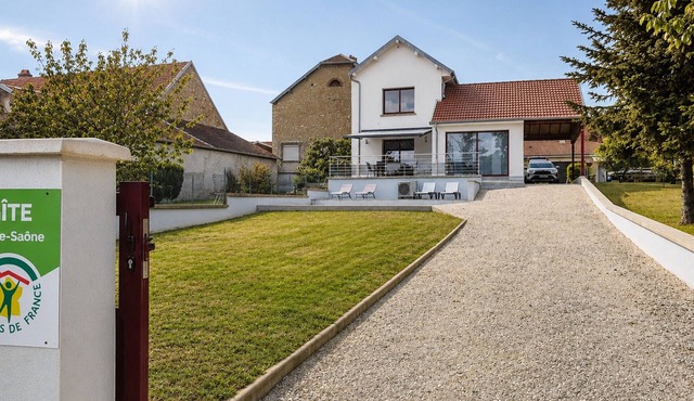 Renovated house by the Saône with terrace and garden