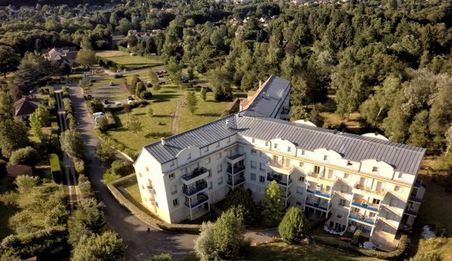 Residence Hotel Les Ducs De Chevreuse avec Hébergement, Repas & PDJ, Séminaire, Bureau & Parking