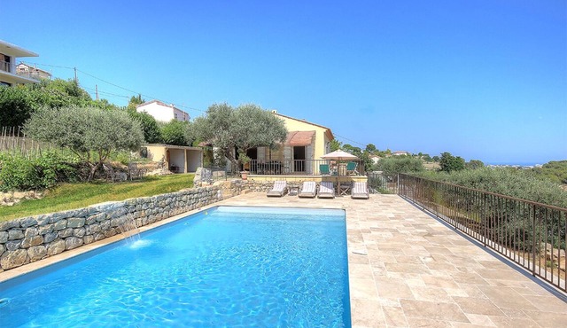 Riviera Provençal House Full of charm with Heated Pool