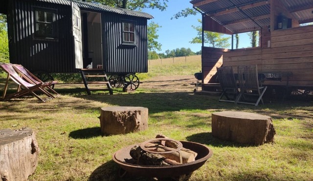 Romantic riverfront shepherds' hut with outdoor kitchen w/firepit