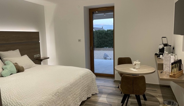 Romantic room with outdoor Jacuzzi, comfort and luxury Brin du Jour