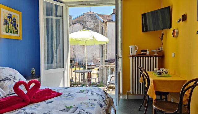 Room "Domaine du Cèdre" with Shared Terrace, Balcony, and Wi-Fi