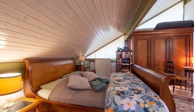 Room with Private Bathroom and Balcony by the Canal