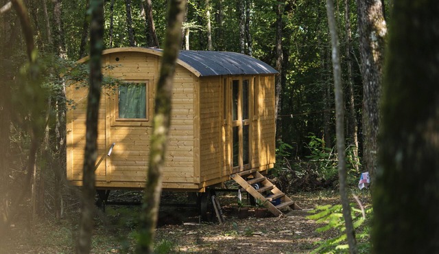 Roulotte en Bois Dans le Calme en Foret
