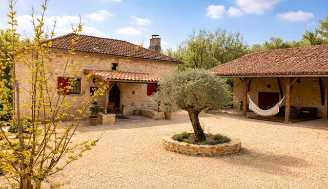 Rustic country house with courtyard and spa bath