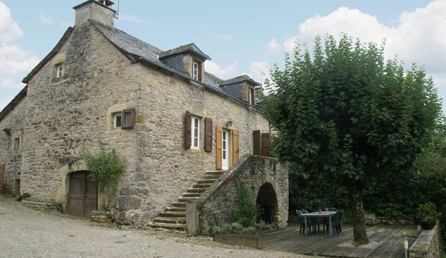 Rustic Holiday Home in Saint-Geniez-d'Olt with a Garden