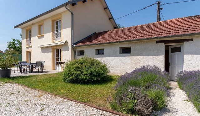 Secluded Fisherman's Cottage with large capacity near the Saône